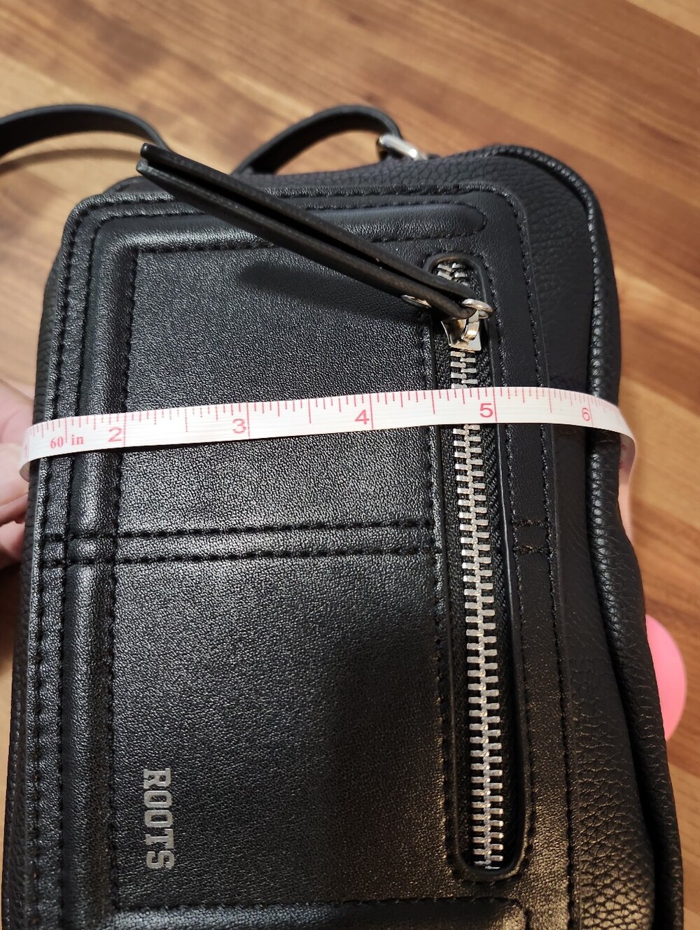 Mint Condition Roots Black Pebbled Vegan Leather Crossbody Bag. - Picture 13 of 15
